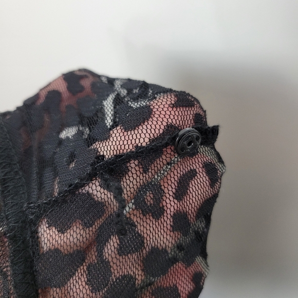 NWT Vince Camuto Mock Neck Long Sleeve Mesh Leopard Print Top in Black - Picture 9 of 16